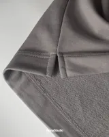 Remera gris de algodón premium de 300 g con logo RonaStudio estampado en el pecho.