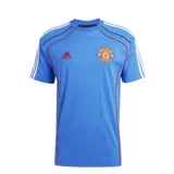 Remera de fútbol Adidas del Manchester United, color celeste con detalles en rojo y blanco. Presenta el logo de Adidas en el pecho y el escudo del Manchester United.