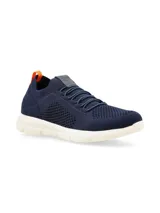 Sneaker azul marino de tejido de punto con cordones elásticos, suela blanca de goma y tirador naranja en el talón.