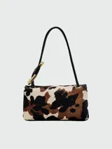 Bolso de hombro pequeño Marc Jacobs The Mini Dual Shoulder Bag, con textura de pelo animal print (leopardo/vaca) en tonos marrón, negro y beige. Presenta un cierre metálico dorado en la solapa y correa negra.