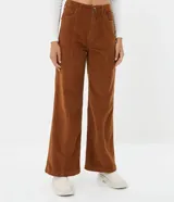 Pantalón pantalona acampanado color marrón de pana con bolsillos delanteros y traseros.