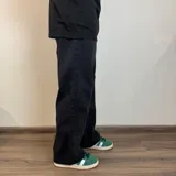 Pantalón de jean gris oscuro con efecto lavado, corte holgado y tiro medio.