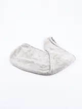 Toalla turbante de microfibra color gris claro, ideal para secar el pelo rápidamente.