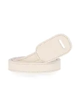 Cinturón de cuero color tostado, sin hebilla, con terminaciones redondeadas y costuras a tono.