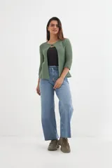 Cardigan tejido color verde oliva con mangas 3/4 y botón superior.