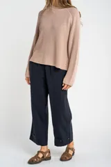 Sweater de tejido de punto acanalado, color azul vibrante, con cuello redondo y mangas largas.