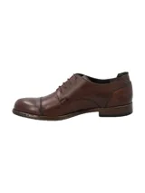 Zapato de vestir acordonado color marrón oscuro, con puntera redondeada y suela de goma.