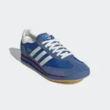 Championes de piel suave en color azul, con entresuela de EVA y suela de goma para una amortiguación ligera.