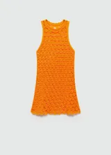 Vestido corto color naranja de crochet con cuello redondo y sisas amplias.