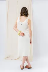 Vestido midi verde oliva de tejido acanalado, con escote en V y silueta al cuerpo con caída fluida.