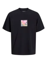 Camiseta negra de manga corta y cuello redondo, corte holgado, confeccionada en punto single jersey peinado 100% algodón. Estampa cuadrada con diseño floral en el pecho.