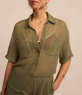 Conjunto de camisa y short color verde oliva con textura tipo waffle. La camisa es de mangas cortas, con cuello inglés, bolsillo en el pecho y abotonado delantero. El short es de corte recto.