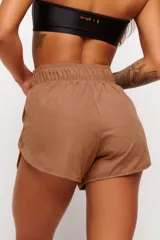 Short deportivo negro de tejido suave con elástico en la cintura y cordón ajustable.