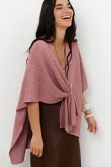 Ruana color rosa de tejido de punto con brillo.