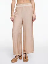 Pantalón amplio gris de viscosa teñida en frío, con efecto gastado, cintura elástica y calce relajado.