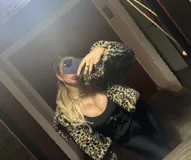 Chaqueta corta de piel sintética con estampado animal print cheetah, con forro interior.