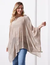 Poncho calado de lurex color amarillo, con terminación asimétrica.