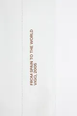 Bolso shopper blanco con logo Bimba y Lola estampado en dorado. Tiene doble asa de mano y bolsillo interior con cremallera.