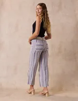 Pantalón ancho de lino a rayas verticales en tonos azul, beige y blanco. Incluye cinturón de soga con hebilla redonda.