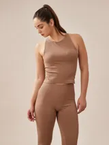 Top marrón acanalado con cuello halter y espalda descubierta.