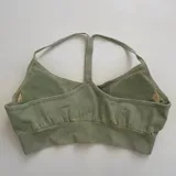 Top deportivo negro con efecto lavado, breteles finos y espalda deportiva.