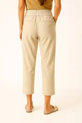 Pantalón color beige de algodón, corte recto y tiro medio, con lazo en la cintura.