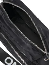 Bolso bandolera negro de nailon con correa ancha ajustable y desmontable con logo de la marca en blanco.