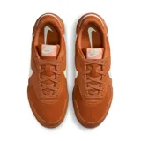 Championes urbanos Nike Terra Manta color marrón con detalles en blanco.