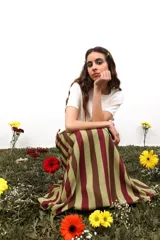 Falda larga de gasa estampada con letras, confeccionada en poliéster con doble tela y cierre lateral oculto.