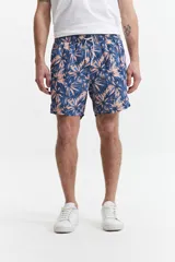 Short de baño estampado con cintura elástica y cordón ajustable. Cuenta con dos bolsillos laterales y uno trasero. Fabricado en tela ligera de secado rápido con logo bordado.