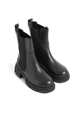 Botas de ecocuero negro con base de 3 cm y diseño de caña alta.