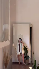 Ruana tejida artesanalmente en telar, color crema o blanco roto, con textura tejida y flecos en los bordes.