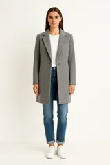 Tapado gris de manga larga, con solapa y un botón frontal.