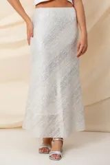 Pollera larga plateada con apliques metálicos y cintura elastizada.