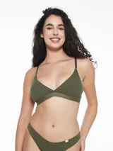 Conjunto de bikini negro con corpiño triangular y bombacha tipo tanga.