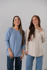 Sweater color beige de punto con cuello redondo y corte recto.