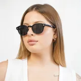 Lentes de sol redondos con montura de carey y lentes verdes.