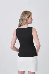 Musculosa negra, ajustada al cuerpo, con escote redondo y sin mangas.
