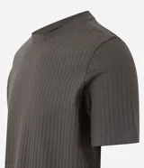Remera verde militar de algodón con textura acanalada, cuello redondo y mangas cortas.