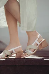 Sandalias de cuero color verde agua y blanco, con taco de madera de 6cm y hebilla dorada.