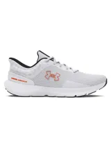 Championes Under Armour Charged Escape 4 para hombre, color blanco con detalles en negro y logo en naranja.