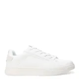 Championes acordonados color beige, de estilo casual.