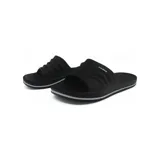 Chancletas blancas de goma con suela negra y logo de la marca en la tira superior.