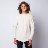 Buzo de hombre color crudo, de corte largo y tejido waffle.