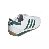 Championes Adidas Country II, color blanco con detalles en verde y suela color caramelo.