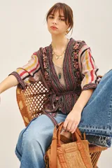 Kimono corto con mangas 3/4, estampado con flores y rayas verticales. Incluye forrería de viscosa estampada y lazo en la cintura.