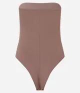 Body marrón sin breteles, confeccionado en tejido rib con textura acanalada y cierre con botones a presión en la entrepierna.