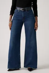 Pantalón de jean de tiro alto, corte wide leg y color azul oscuro.