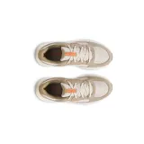 Championes Under Armour Charged Versurge color beige con logo negro en el lateral, entresuela blanca y suela negra.