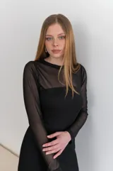 Minivestido negro de tul con mangas largas y cuello redondo.